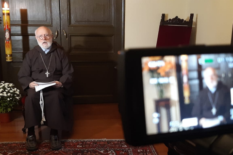 Cardenal Celestino Aós presenta carta dirigida a jóvenes de Santiago