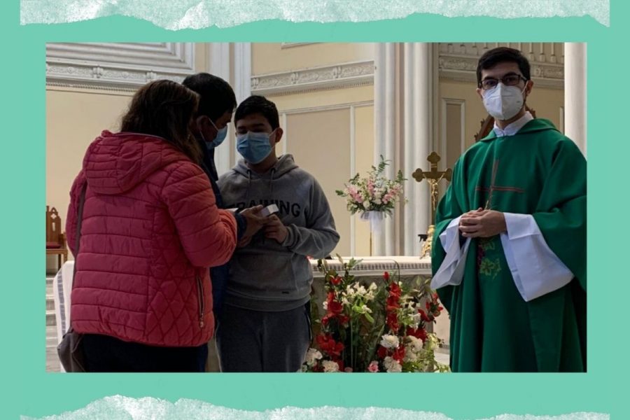 Jóvenes reciben su primer Nuevo Testamento