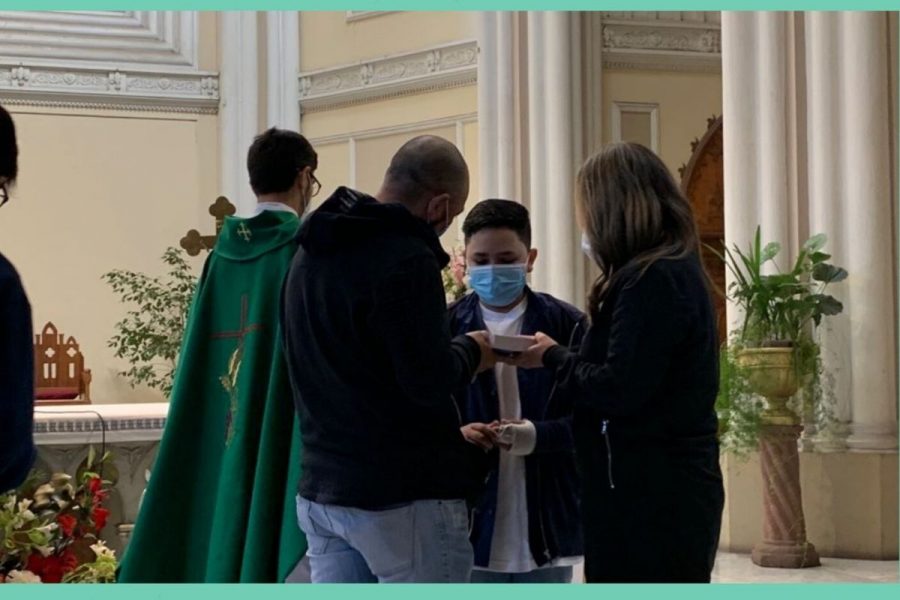 Jóvenes reciben su primer Nuevo Testamento