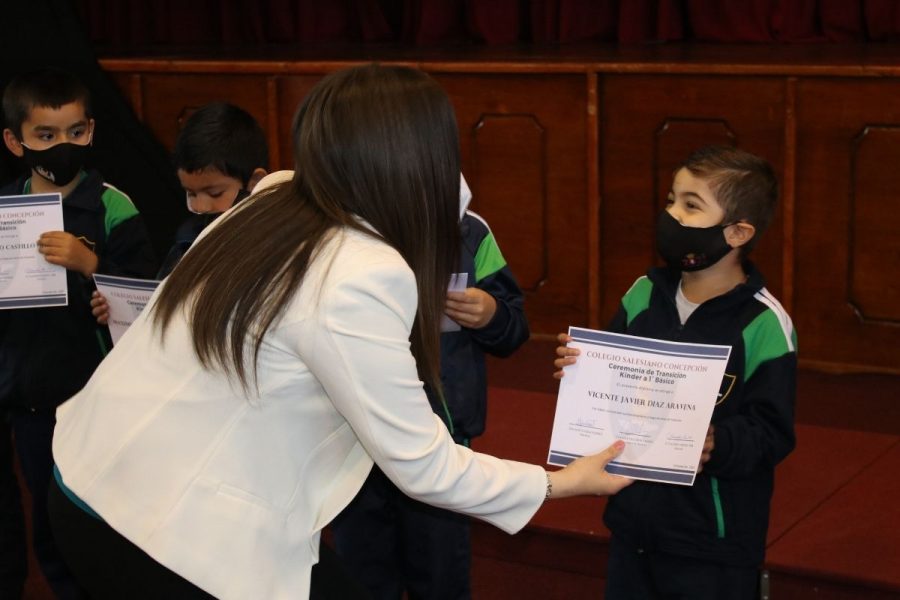 Salesianos Concepción realizó ceremonia de transición a kínderes