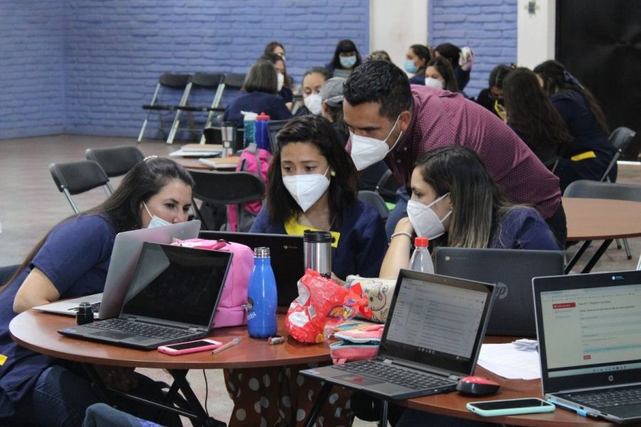 Asistentes y educadores de Zona Sur de Santiago potencian conocimientos sobre libro digital