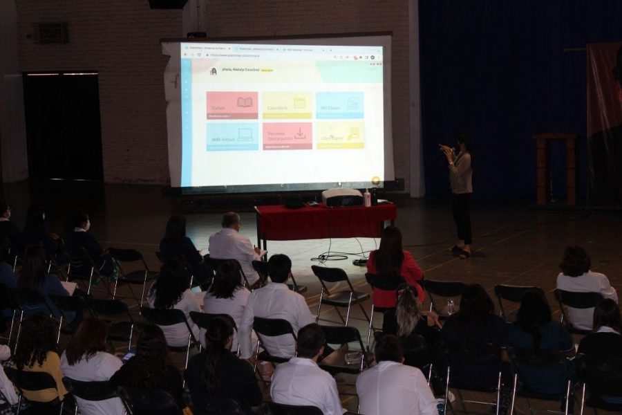 Asistentes y educadores de Zona Sur de Santiago potencian conocimientos sobre libro digital