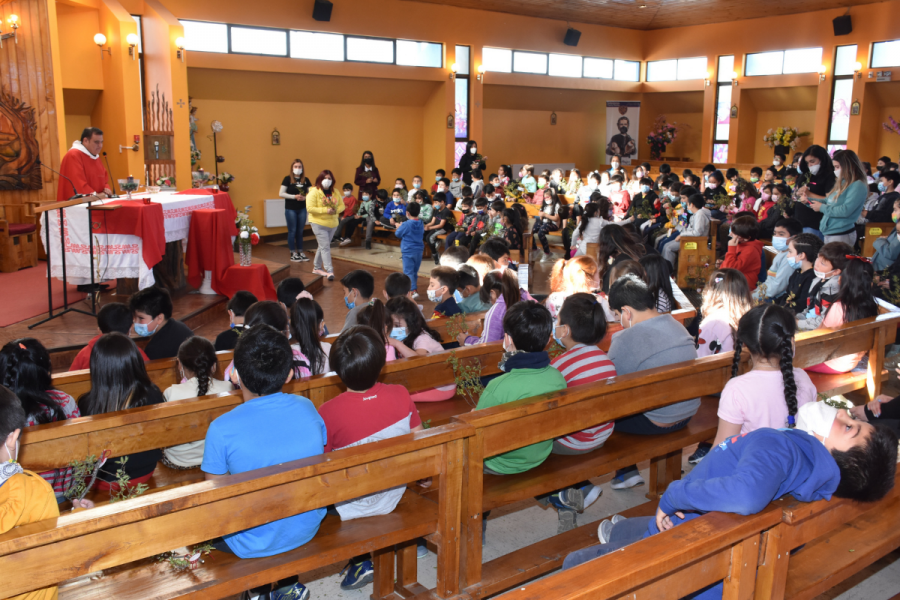 Semana Santa en liceo Monseñor Fagnano y parroquia María Auxiliadora de Puerto Natales