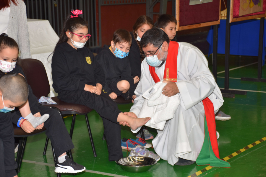 Semana Santa en liceo Monseñor Fagnano y parroquia María Auxiliadora de Puerto Natales