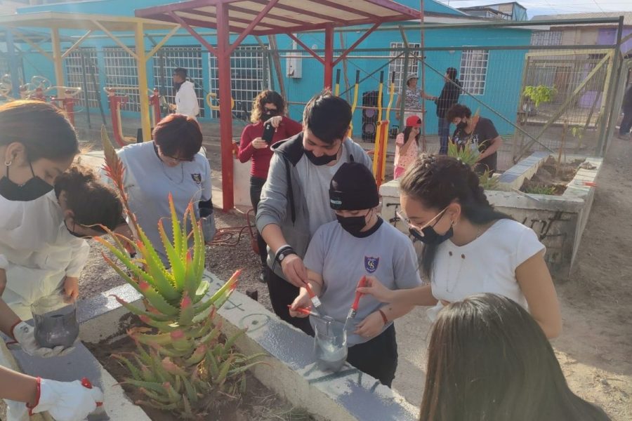 Estudiantes de Salesianos Calama cooperan con junta de vecinos