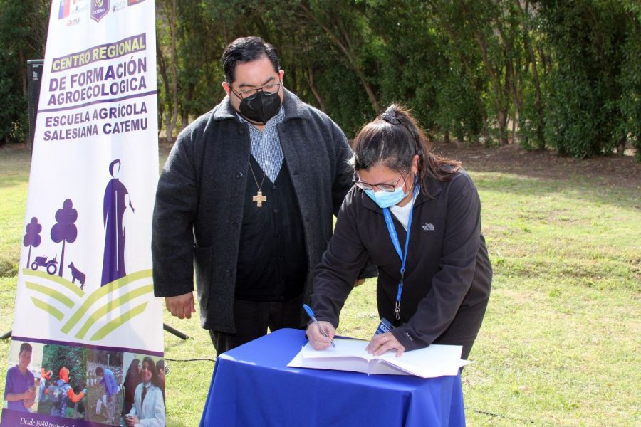 Salesianos Catemu firma convenio de proyectos en línea agroecológica