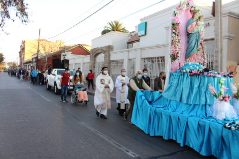 Masiva procesión a María Auxiliadora por las calles de La Serena