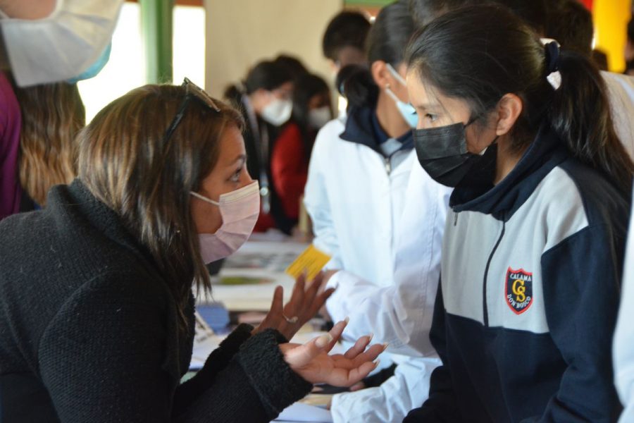 Salesianos Calama realiza feria preventiva contra las drogas y violencia