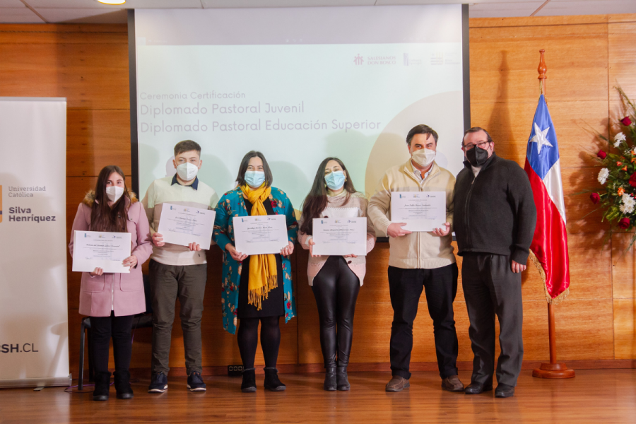 Estudiantes Diplomado en Pastoral en Juventud y Pastoral en Educación Superior reciben certificación