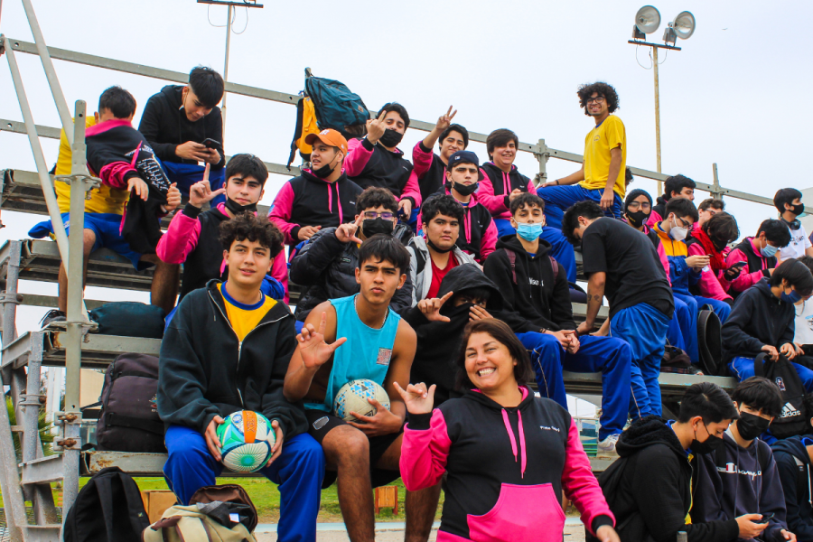 Alumnos don Bosco Iquique participan en jornada recreativa en playa Cavancha