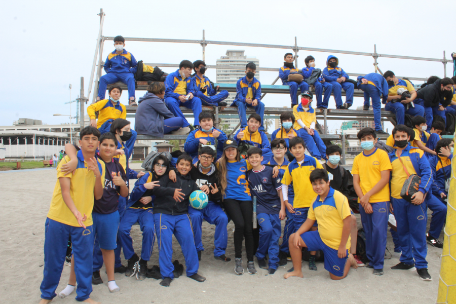 Alumnos don Bosco Iquique participan en jornada recreativa en playa Cavancha