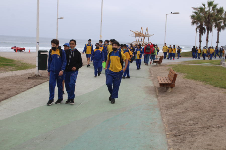 Alumnos don Bosco Iquique participan en jornada recreativa en playa Cavancha