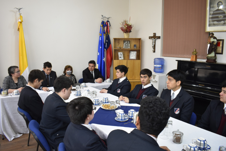 Encuentro de filosofía política en Liceo San José de Punta Arenas