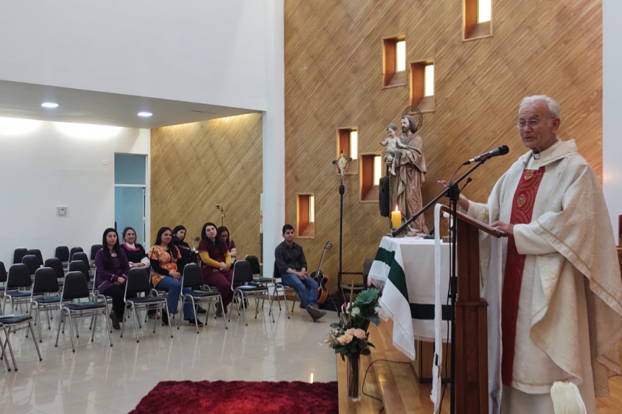 Eucaristía día del educador salesiano en Liceo San José de Punta Arenas