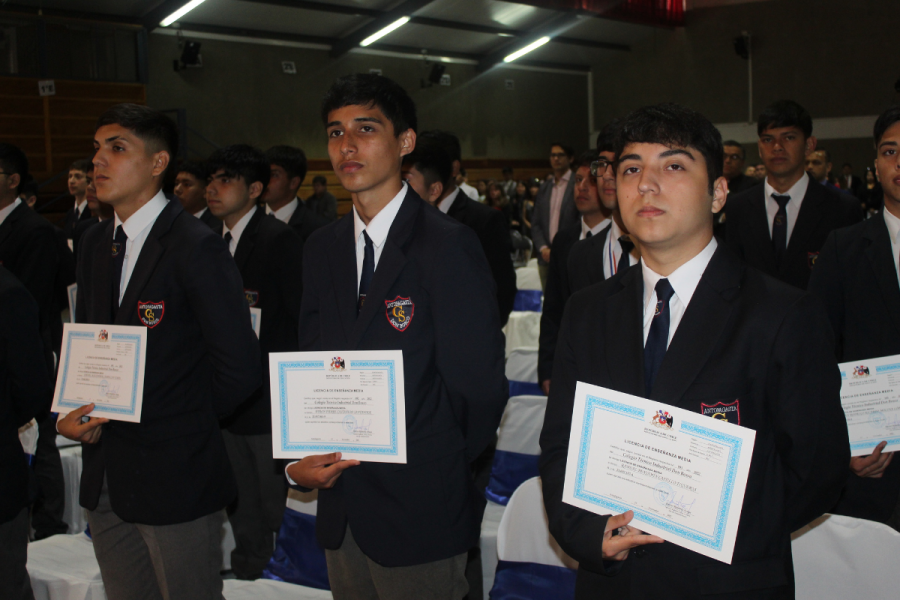 198 estudiantes recibieron su licencia de educación media técnico profesional