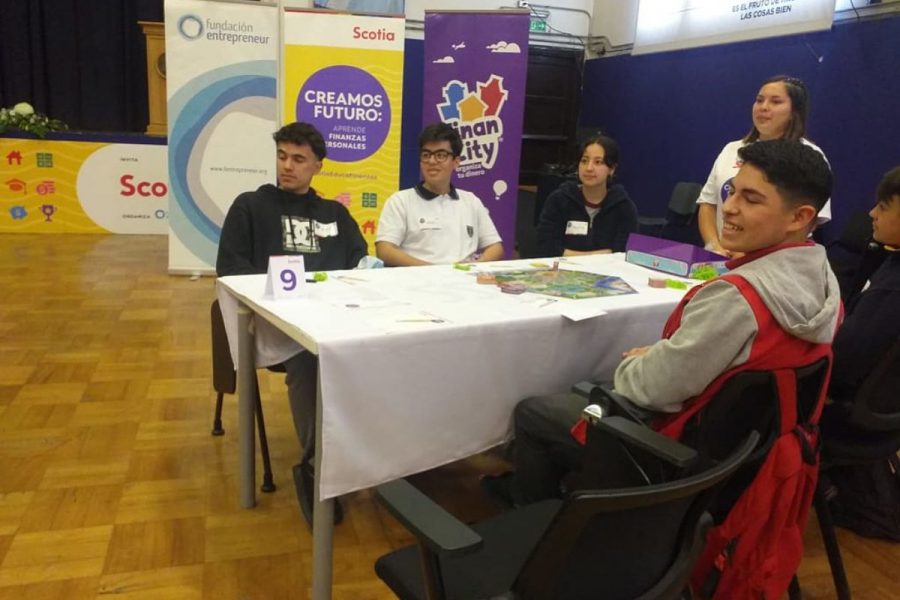 Estudiantes de Salesianos Alameda participan de torneo sobre economía financiera