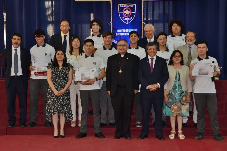 Más de 300 estudiantes egresaron de Salesianos Alameda