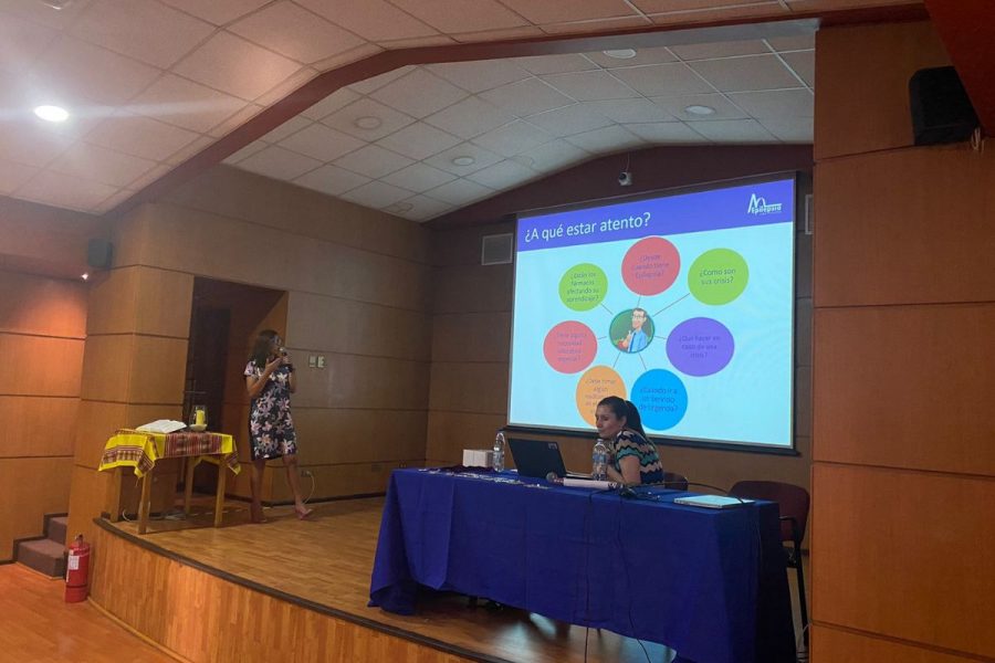 Educadores de Salesianos Alameda reciben charla sobre epilepsia