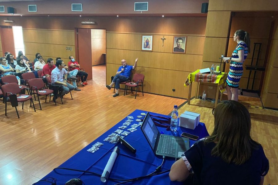 Educadores de Salesianos Alameda reciben charla sobre epilepsia