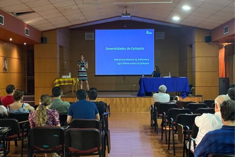 Educadores de Salesianos Alameda reciben charla sobre epilepsia