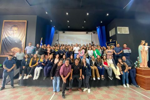 Educadores y asistentes despiden en homenaje a P. Pedro Carrera