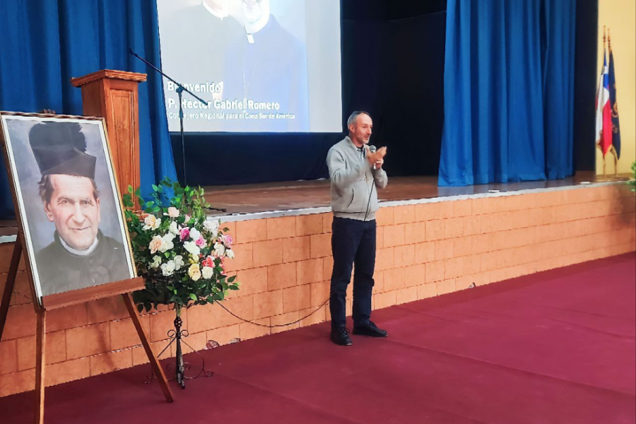 P. Gabriel Romero visitó colegio salesiano de Linares