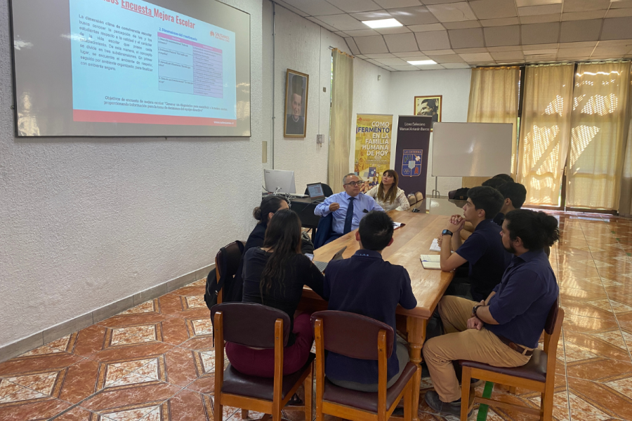 Representantes de Pastoral Juvenil y Comunicaciones visitan Liceo Manuel Arriarán Barros