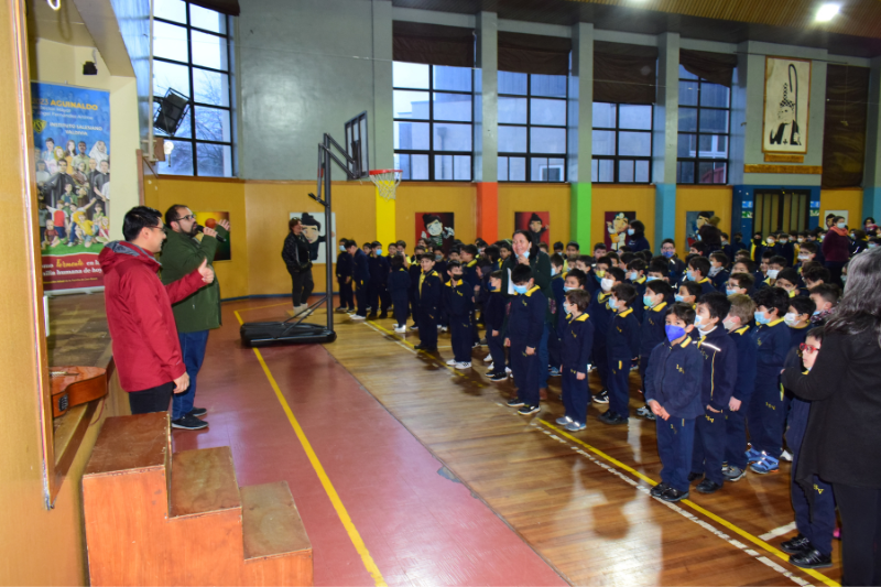 Jóvenes del Teologado Lo Cañas visitan Instituto Salesiano de Valdivia