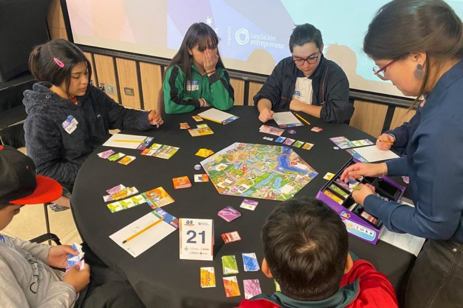 Estudiantes de Salesianos Alameda participan en torneo de educación financiera