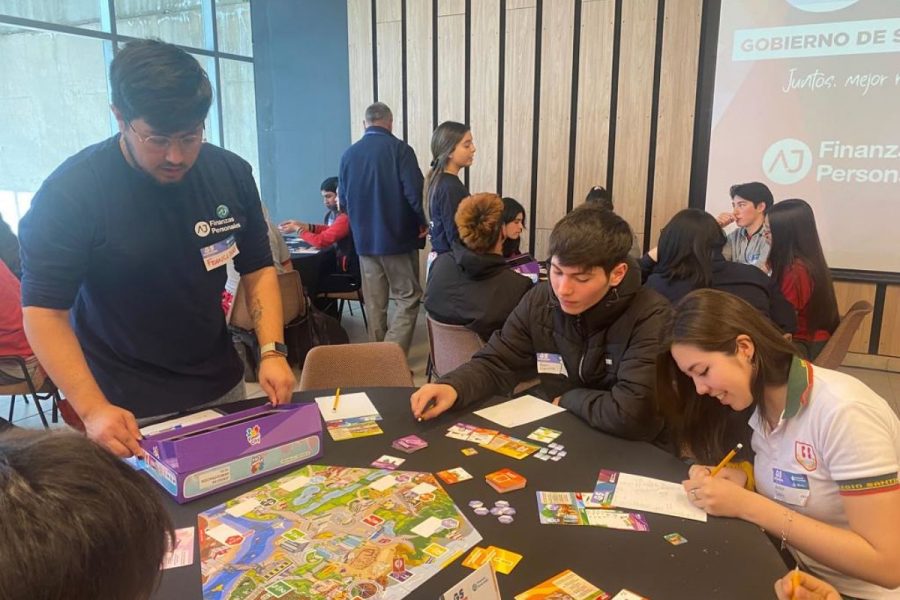 Estudiantes de Salesianos Alameda participan en torneo de educación financiera