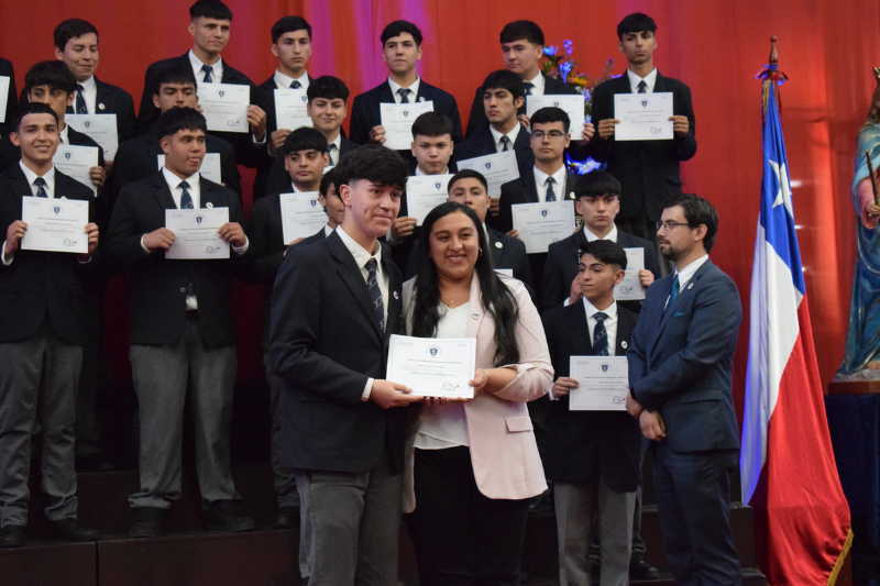 Obras de Talca y Puerto Natales celebraron Licenciatura de cuartos medios